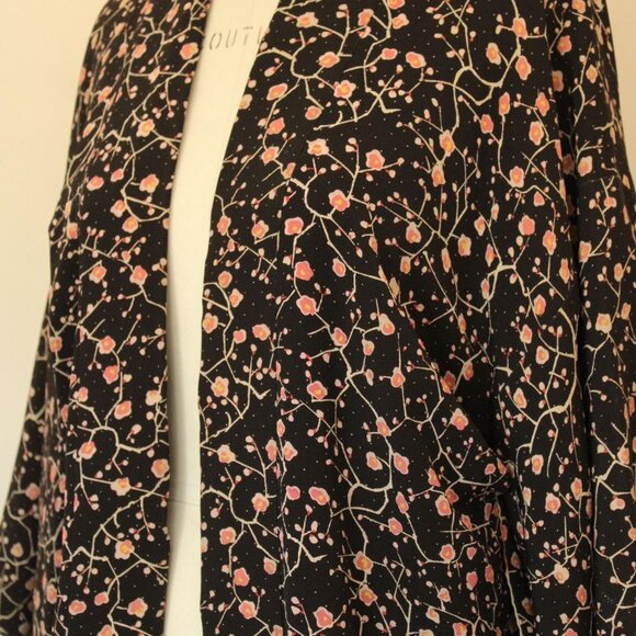 Vintage Women's Kimono, Short Haori in Black with Asian Floral Print Robe - Picture 7 of 10